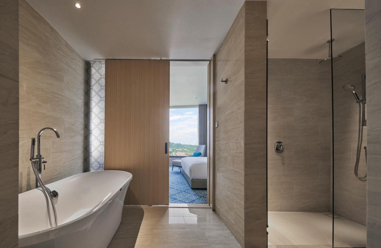Отель Amari Spice Penang Байан-Лепас Экстерьер фото Bathroom