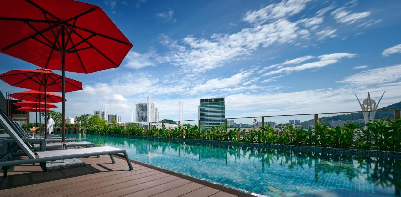 Отель Amari Spice Penang Байан-Лепас Экстерьер фото The swimming pool at the rooftop