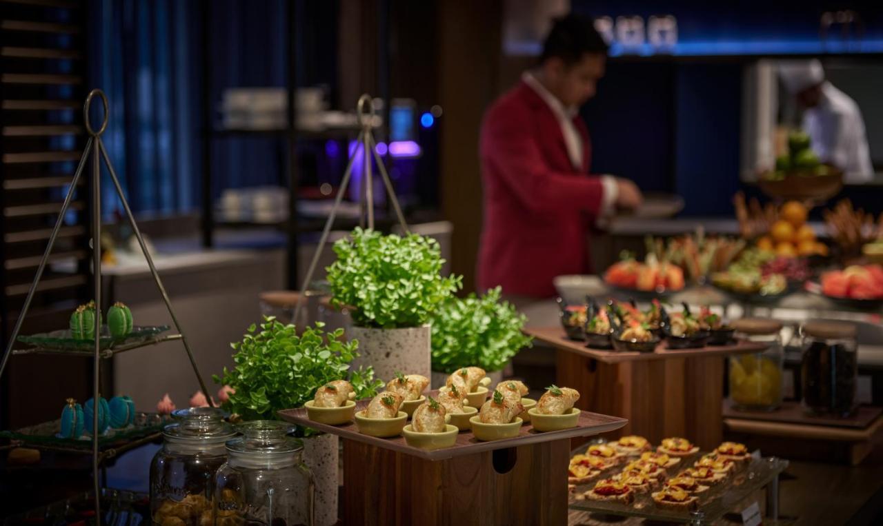 Отель Amari Spice Penang Байан-Лепас Экстерьер фото A buffet at a hotel